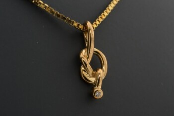Vedhæng med cubic zirkonia af 8 kt. guld, dertil en kæde af forgyldt sterling sølv