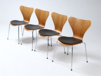 Arne Jacobsen. Fire stole med læderhynder, model 3107, valnød (4)