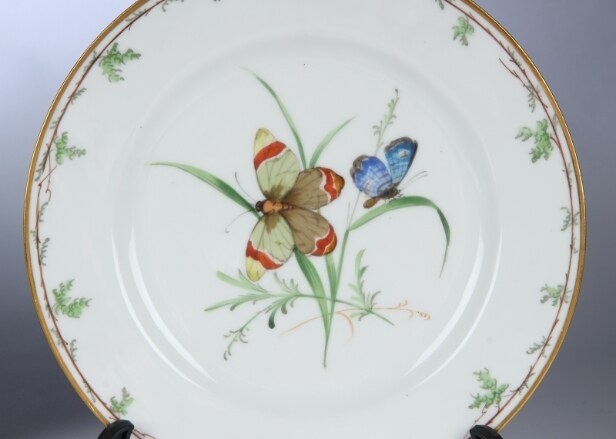 Royal Copenhagen. 'Butterfly' plates and bowl on foot, 19th century (7)