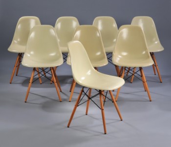 Charles Eames. Sæt på otte skalstole, model DSW, creme glasfiber, ahorn. (8)
