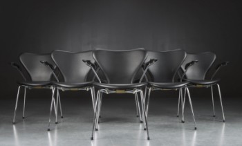 Arne Jacobsen. Et sæt på seks armstole Syveren, model 3207, sort anilin læder (6)