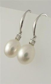 A pair of pearl and diamond earrings of 14 kt. white gold (2)