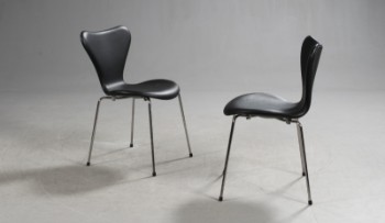 Arne Jacobsen. Syveren. Par spisestole model 3107, sort læder (2)