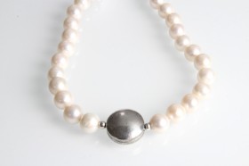 Pearl necklace with sterling silver clasp