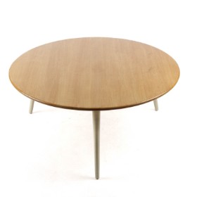 Hans J. Wegner. Circular coffee table, model CH008