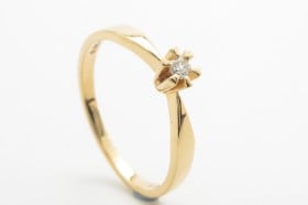 Solitairering med brillant på ca. 0.05 ct. 8 kt. guld, str. 52