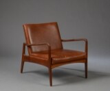 Moderne lænestol af teaktræ med armlæn, betræk i sæde og ryg af brunt