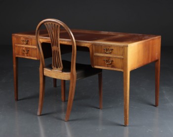 Frits Henningsen. Fritstående skrivebord af mahogni med tilhørende stol, år 1955 (2)