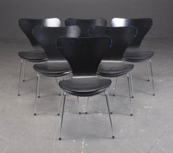 Arne Jacobsen. seks 7er stole. Sortlakerede med løse læder hynder. (6+hynder)