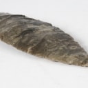 Danmarks Oldtid: Let buet kniv af flint. L. 22,7 cm.