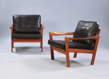 Illum Wikkelsø. Et par lænestole, teak, model 20, sort læder (2)