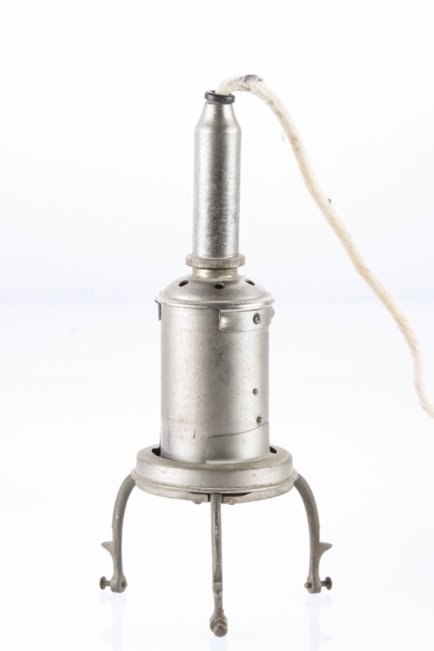 Poul Henningsen. Pat. Appl. PH4/3 fatningshus af forniklet metal