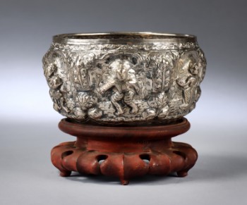 Siamesisk skål af sølv, rigt dekoreret med bladværk og figurer, ca. 1900