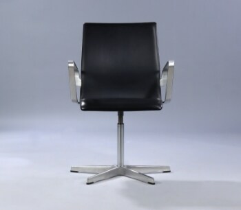 Arne Jacobsen. Oxford lavrygget armstol, sort læder, Brown label 2010