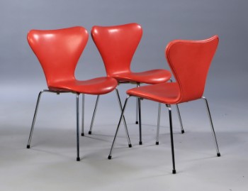 Arne Jacobsen . Et sæt på tre stole i rødt læder, model 3107