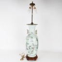Stor kinesisk bordlampe af porcelæn dekoreret med figurer i landskab og skrifttegn