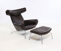 Hans J. Wegner. Lænestol, model EJ100 Ox-chair med skammel i mørk 'Cava' læder (2) - Lauritz.com