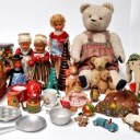 Samling ældre legetøj, bamser, dukker, små figurer mm.