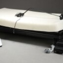 Auping, elevationsseng, sidebord samt lampe
