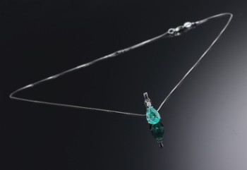 Dråbeformet smaragd- og diamantvedhæng af 18 kt. hvidguld, i alt ca. 1.61 ct
