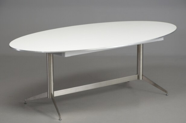 Vizion Furniture. Spisebord med udtræk, hvid laminat/ alukant. Model Arco. 
