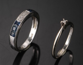 To ringe af 14 kt hvidguld med diamant og blå safirer (2)