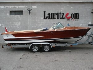 Carlo Riva. Speedboot aus Mahagoni, Modell Riva Olympic sowie Freewheel