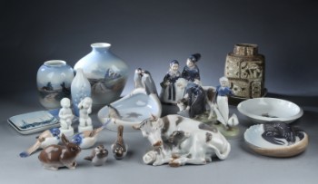 Royal Copenhagen, Bing & Grøndahl og Dahl-Jensen. En samling figurer og vaser af porcelæn (21)
