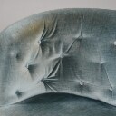 Sofa i bananform med lys blå velour