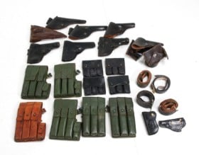 Militaria. Samling pistolhylstre, bælter m.m.