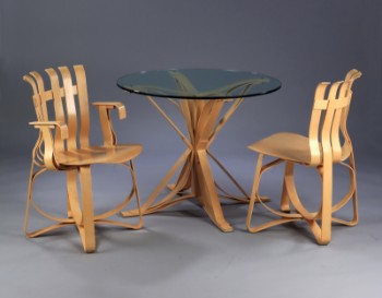 Frank O. Gehry, To stole, Hat Trick Chair, samt rundt bord Face off, Knoll (3).