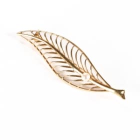 Herman Siersbøl. Bladformet broche af 14 kt. guld med lille saltvandskulturperle