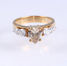 Diamond ring of 18 kt. gold adorned with a total of approx. 1.85 ct.