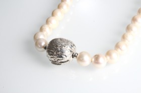 Pearl necklace with sterling silver clasp