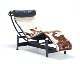 Le Corbusier, Pierre Jeanneret and Charlotte Perriand for Cassina: LC4 chaiselong med ponyskind