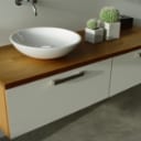 INVITA udstillingsbad. Badarrangement med porcelænsvask samt låger af hvid højtrykslaminat og mahogni 
