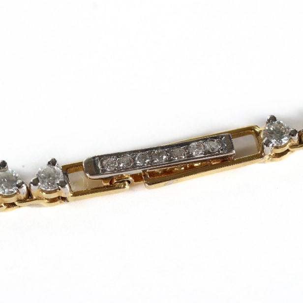 Diamond necklace in 14 kt. gold with 101 diamonds, clasp with 7 diamonds
