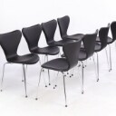 Arne Jacobsen. Et sæt på otte stole 'Syveren', model 3107, sort læder, Ny siddehøjde 46,5 cm. (8)