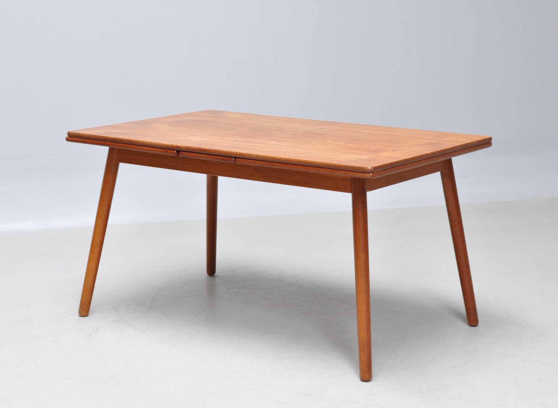 Poul M. Volther 1923-2001. Spisebord I Teak Og Eg, Model C 35 | Lauritz.com