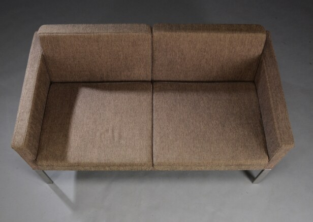 C.F. Møller Topersoners sofa med stel af metal model CFM 06