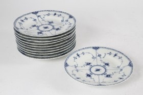 Royal Copenhagen. 'Musselmalet Halvblonde' elleve flade tallerkener af porcelæn, nr. 571 (11)