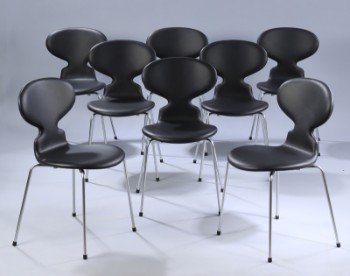 Arne Jacobsen. Et sæt på otte stole, Myren, model 3101, sort anilin læder. (8)