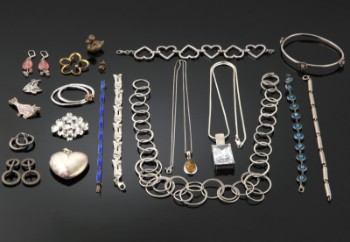 LYKKEPOSE - Chanti, Blicher Fuglsang m.fl. En samling moderne smykker af sølv og sterlingsølv (25)