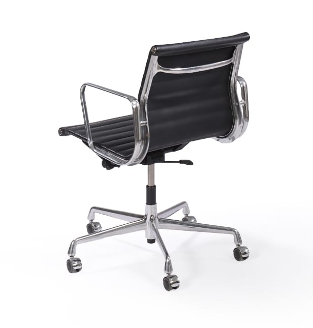 Charles Eames. Kontorstol i sort læder, model EA-117 'full leather'