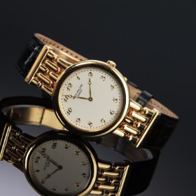 Patek Philippe 'Calatrava'. Men's watch in 18 kt. gold with original strap and folding clasp, circa 1990s