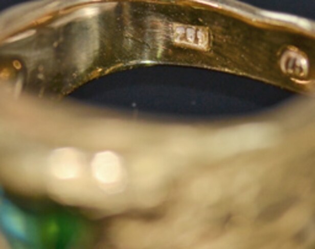 Designerring med en Paraiba-turmalin, ca. 1.40 ct., udført af 18 kt. guld, med et certifikat og smykkepas