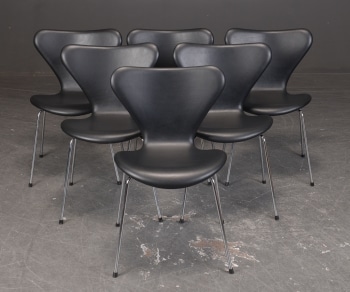 Arne Jacobsen. Sæt på seks Syveren, model 3107, i sort læder (6)