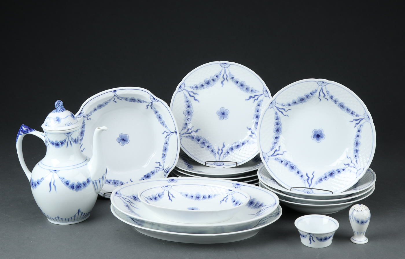 Bing & Grøndahl. 'Empire' service dele af porcelæn (16) | Lauritz.com