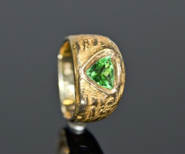 Designerring med en Paraiba-turmalin, ca. 1.40 ct., udført af 18 kt. guld, med et certifikat og smykkepas
