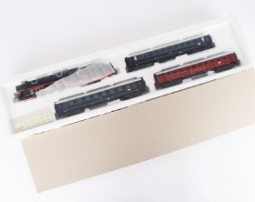 Märklin HO: Damplokomotiv BR 03 1022 med tre togvogne